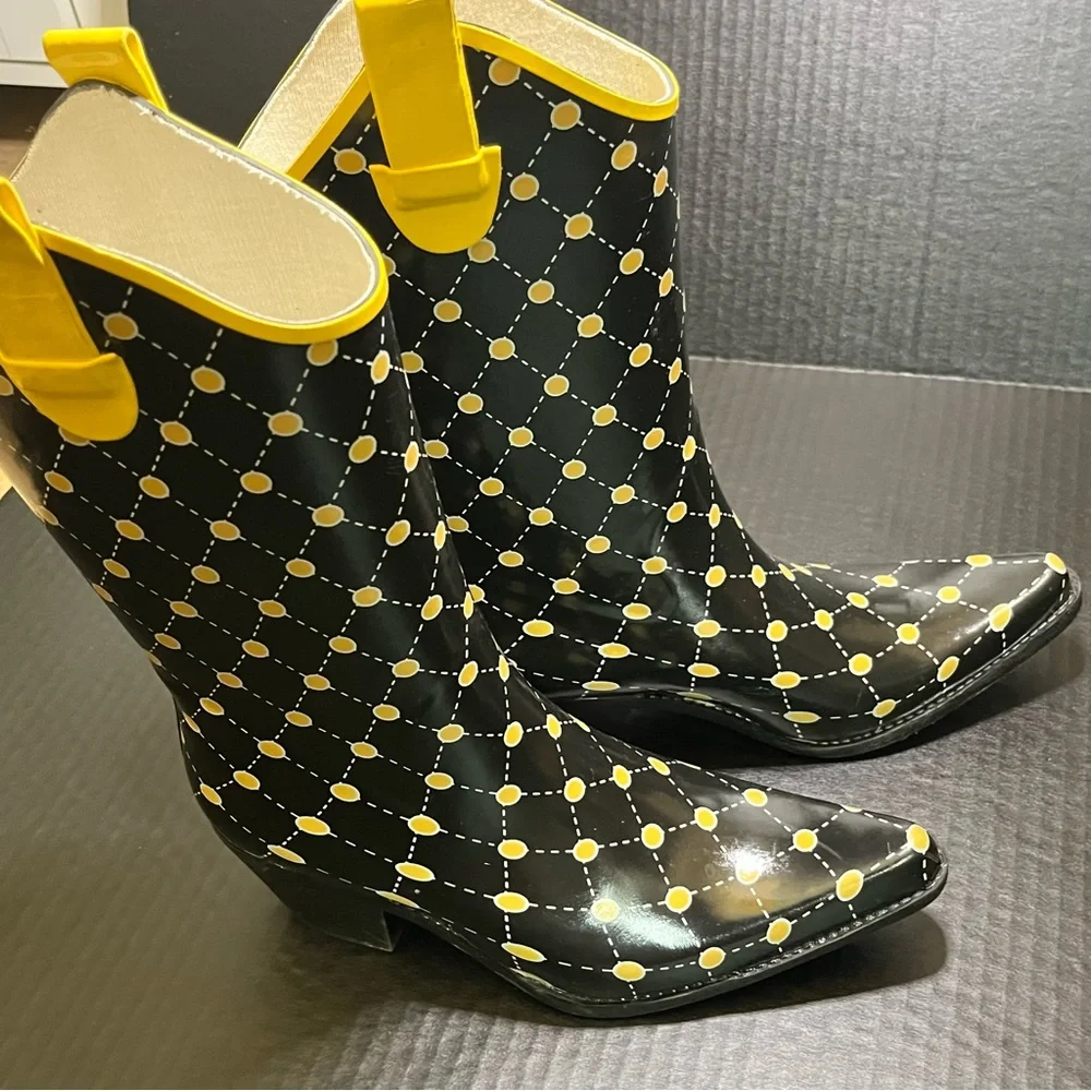 STADIUM STOMPERS Women’s Rubber Rain Cowboy Style Boots Black and Yellow Size 7